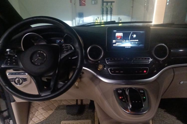 Used Mercedes-Benz V-Class 2016 V 260 Avantgarde Edition Center Console