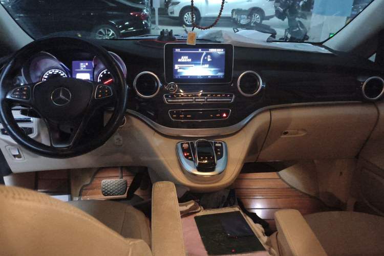 Used Mercedes-Benz V-Class 2016 V 260 Avantgarde Edition Center Console