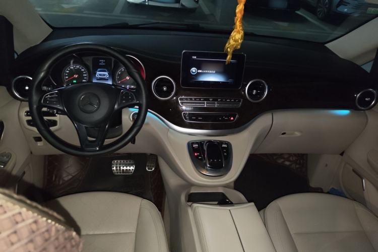 Used Mercedes-Benz V-Class 2016 V 260 L Prestige Extended Edition Center Console