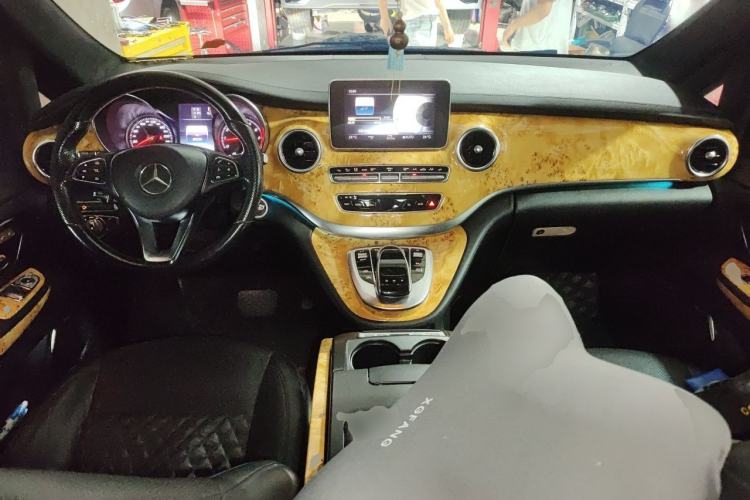 Used Mercedes-Benz V-Class 2016 V 260 L Prestige Extended Edition Center Console