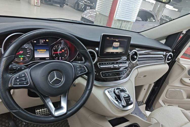 Used Mercedes-Benz V-Class 2016 V 260 L Prestige Extended Edition Center Console