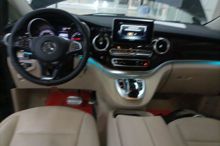 Used Mercedes-Benz V-Class 2016 V 260 L Prestige Extended Edition Center Console