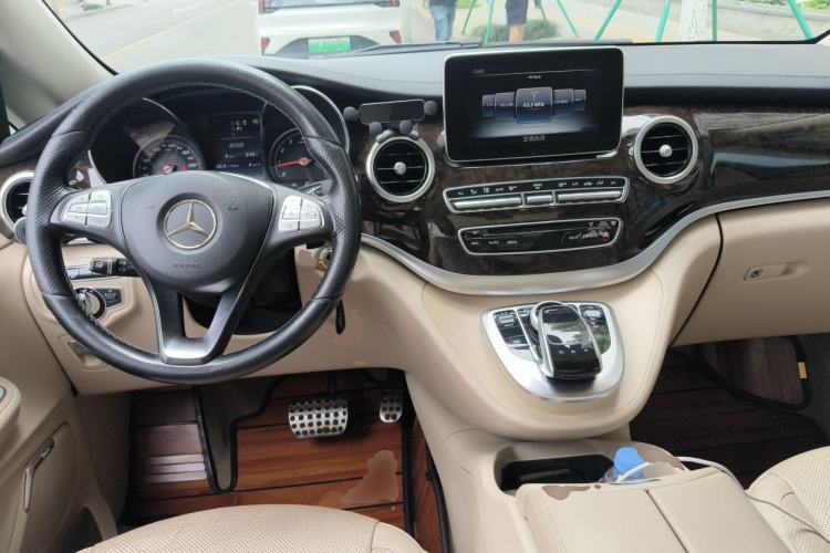 Used Mercedes-Benz V-Class 2016 V 260 L Prestige Extended Edition Center Console