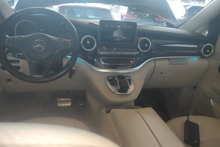 Used Mercedes-Benz V-Class 2016 V 260 L Prestige Extended Edition Center Console