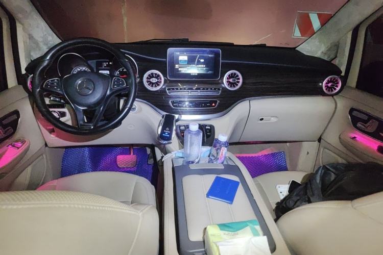 Used Mercedes-Benz V-Class 2016 V 260 Avantgarde Edition Center Console