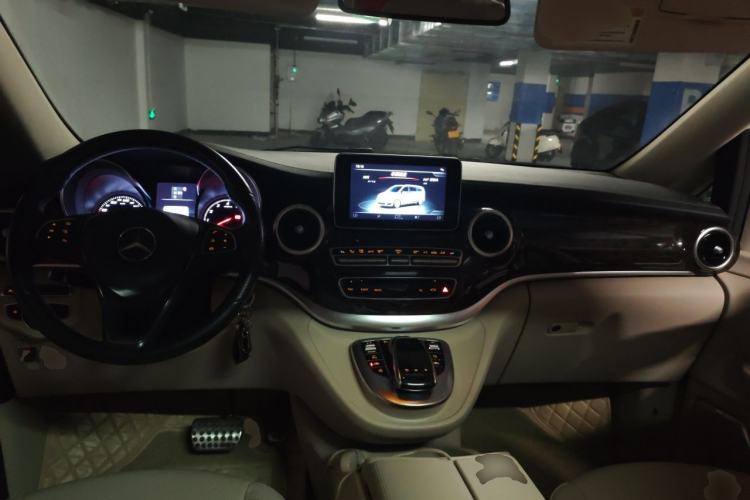 Used Mercedes-Benz V-Class 2016 V 260 Prestige Edition Center Console
