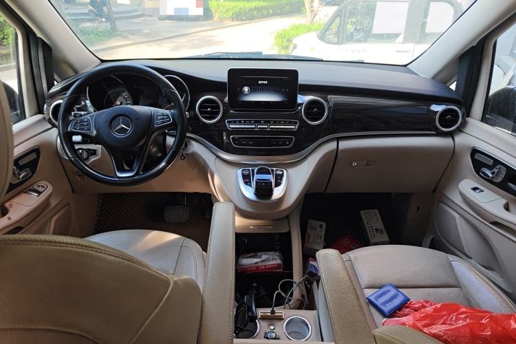 Used Mercedes-Benz V-Class 2016 V 260 Avantgarde Edition Center Console