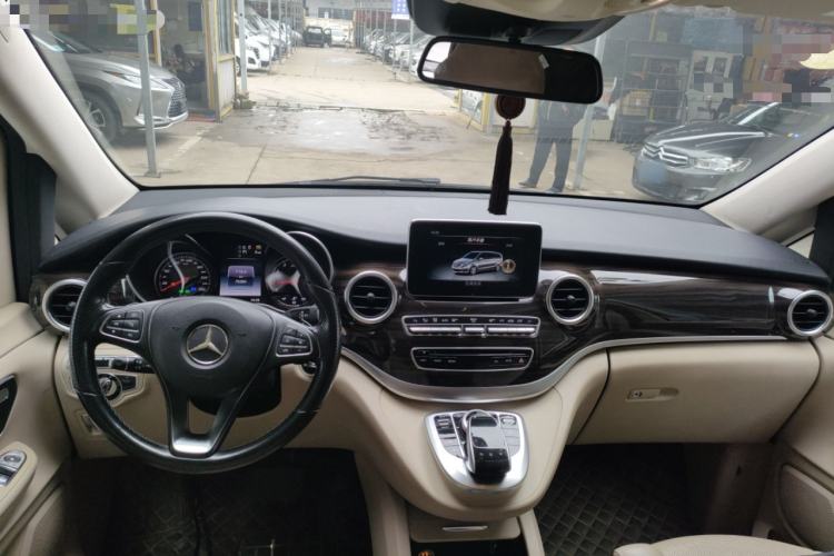 Used Mercedes-Benz V-Class 2016 V 260 Avantgarde Edition Center Console