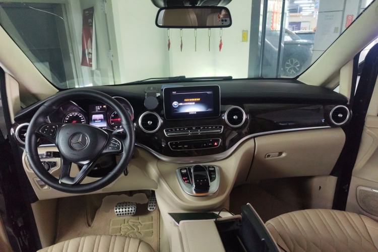 Used Mercedes-Benz V-Class 2016 V 260 L Prestige Extended Edition Center Console