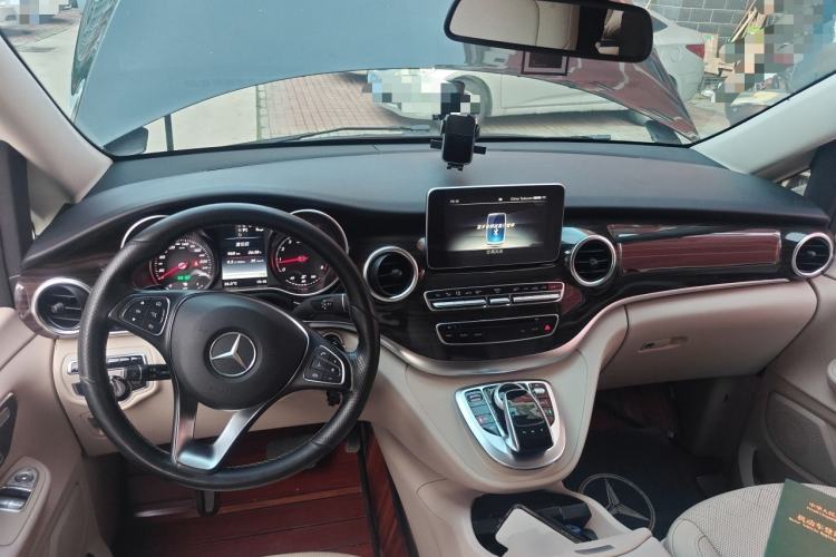 Used Mercedes-Benz V-Class 2016 V 260 Avantgarde Edition Center Console