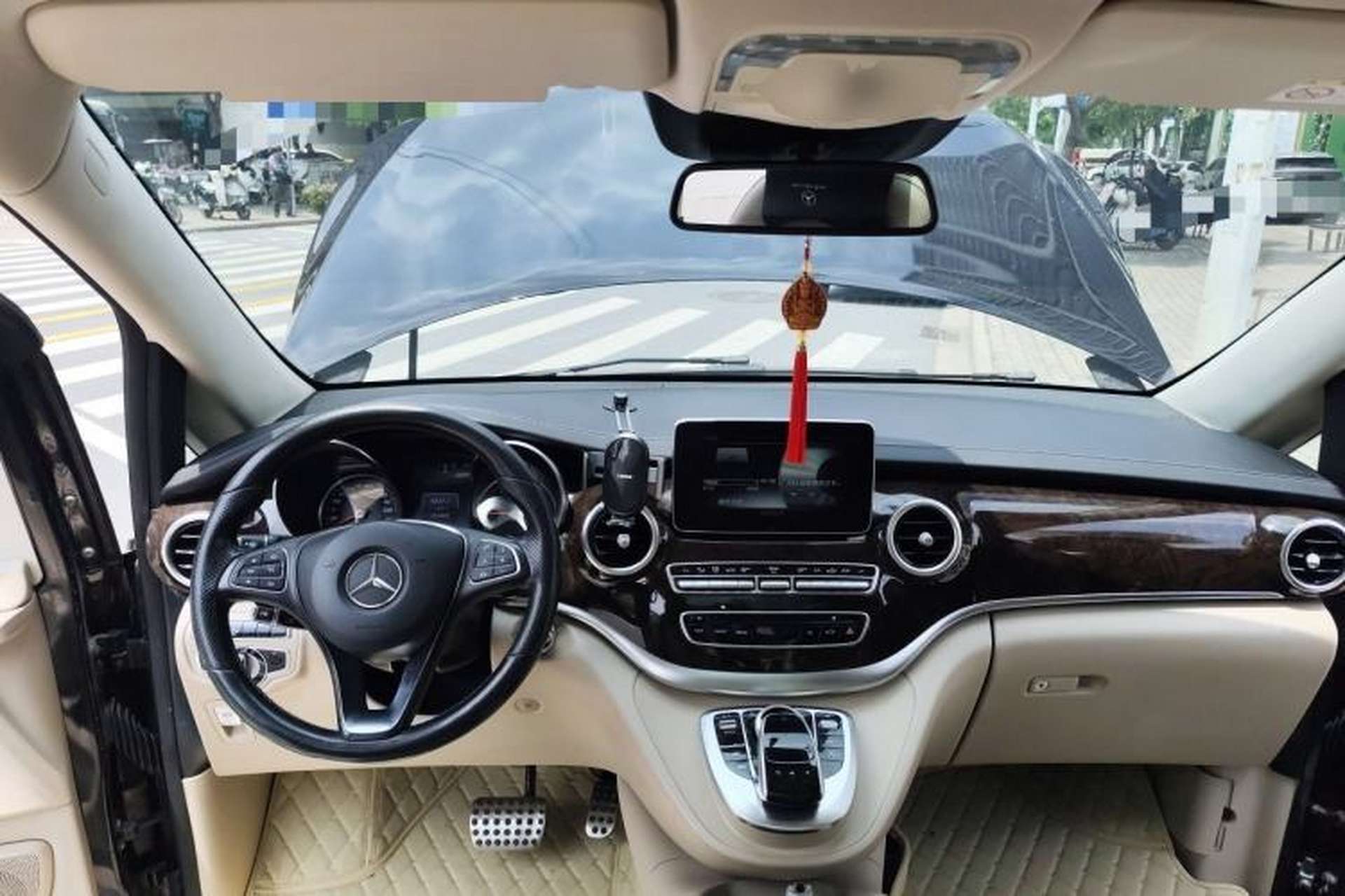 Used Mercedes-Benz V-Class 2016 V 260 L Prestige Extended Edition Center Console
