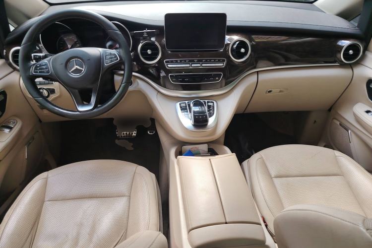 Used Mercedes-Benz V-Class 2016 V 260 L Prestige Extended Edition Center Console