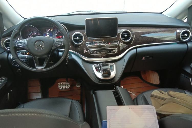Used Mercedes-Benz V-Class 2016 V 260 L Prestige Extended Edition Center Console