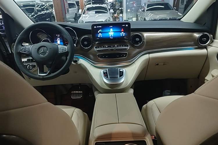 Used Mercedes-Benz V-Class 2016 V 260 Avantgarde Edition Center Console