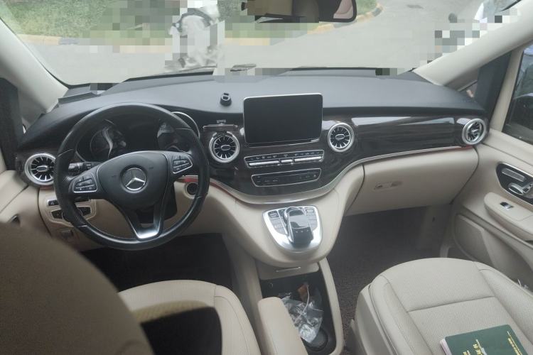 Used Mercedes-Benz V-Class 2016 V 260 Avantgarde Edition Center Console