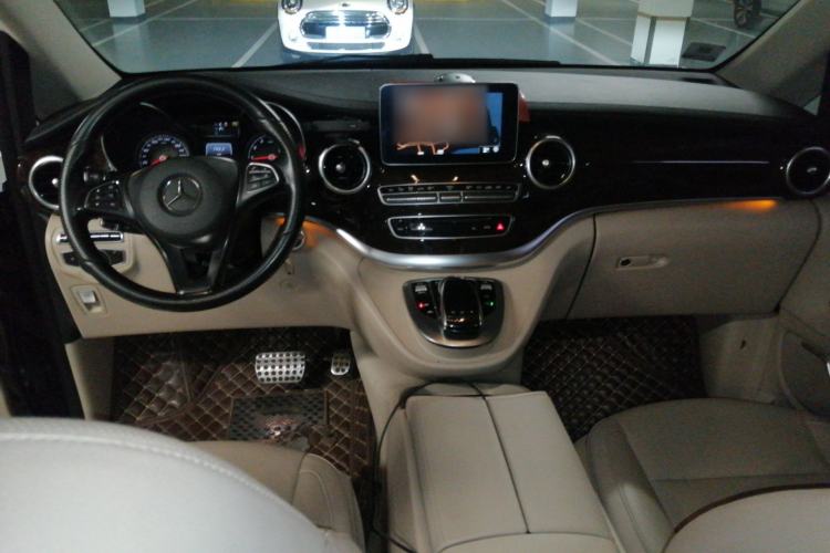Used Mercedes-Benz V-Class 2016 V 260 L Prestige Extended Edition Center Console