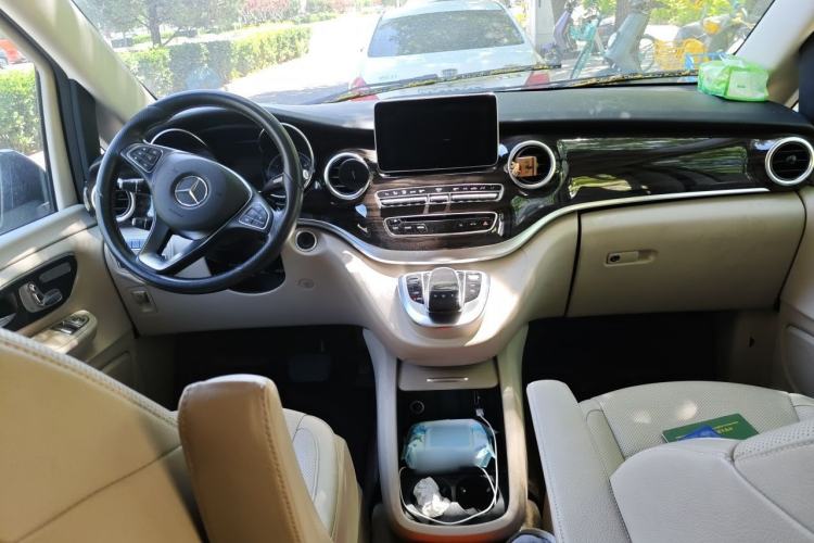 Used Mercedes-Benz V-Class 2016 V 260 Avantgarde Edition Center Console
