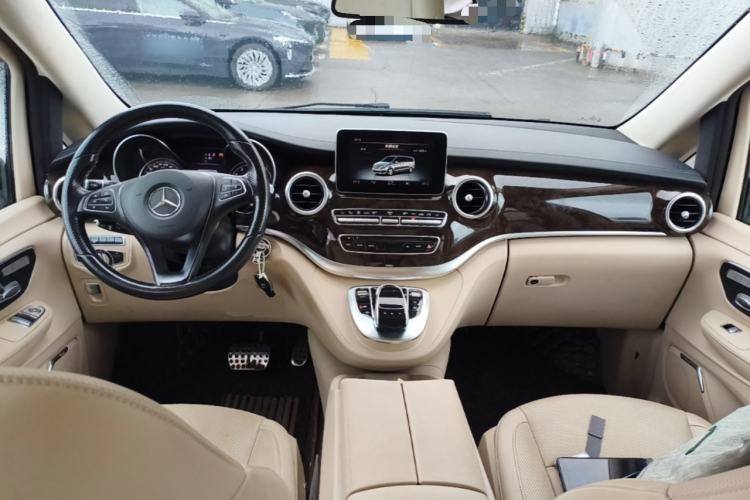 Used Mercedes-Benz V-Class 2016 V 260 L Prestige Extended Edition Center Console
