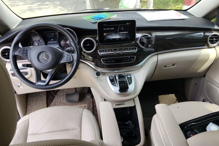 Used Mercedes-Benz V-Class 2016 V 260 Avantgarde Edition Center Console