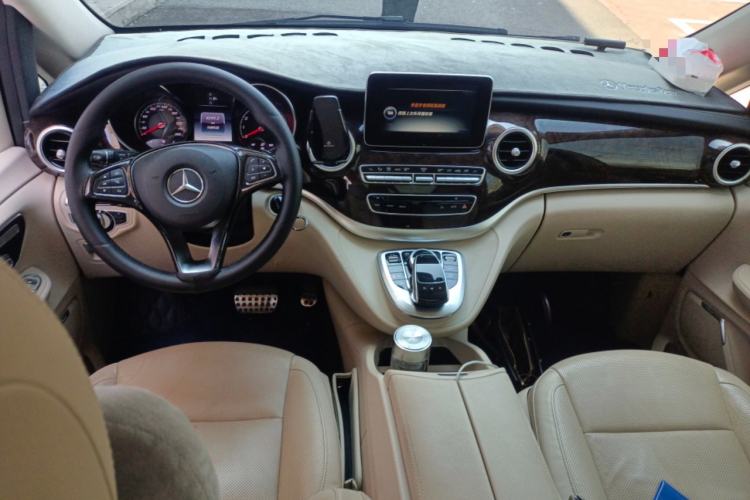 Used Mercedes-Benz V-Class 2016 V 260 L Prestige Extended Edition Center Console