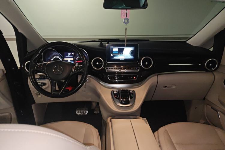Used Mercedes-Benz V-Class 2016 V 260 L Prestige Extended Edition Center Console