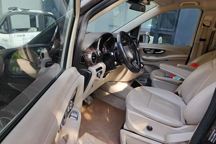 Used Mercedes-Benz V-Class 2016 V 260 Avantgarde Edition Driver Seat