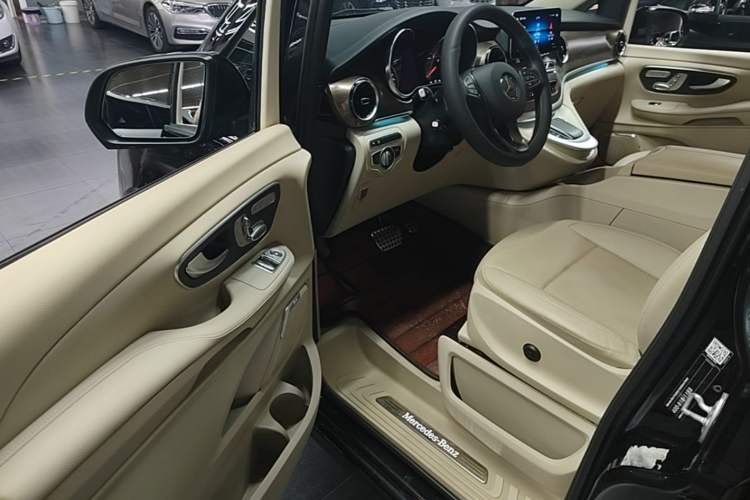 Used Mercedes-Benz V-Class 2016 V 260 Avantgarde Edition Driver Seat