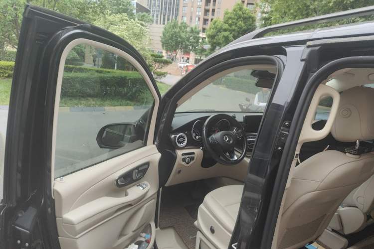 Used Mercedes-Benz V-Class 2016 V 260 Avantgarde Edition Driver Seat
