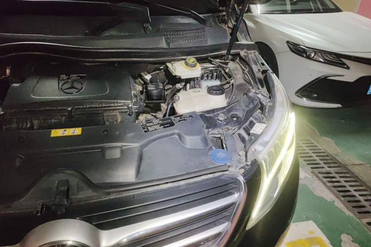 Used Mercedes-Benz V-Class 2016 V 260 Avantgarde Edition Engine Bay Left