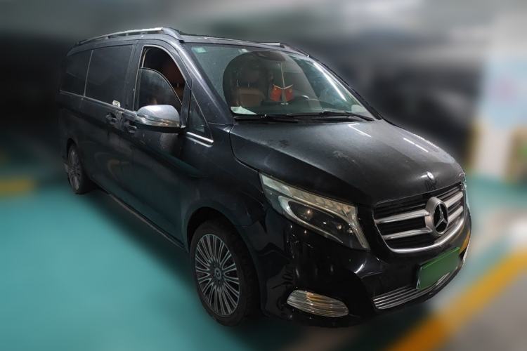 Used Mercedes-Benz V-Class 2016 V 260 Avantgarde Edition Front Right 45 Deg