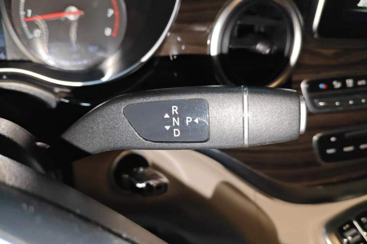 Used Mercedes-Benz V-Class 2016 V 260 Avantgarde Edition Gear Lever