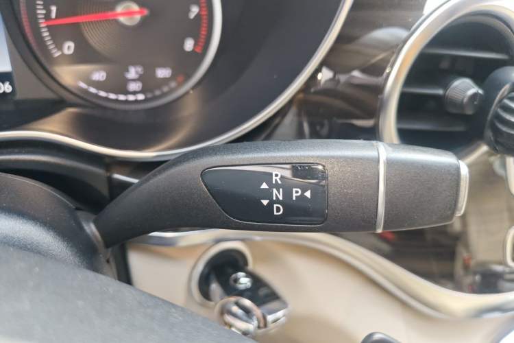 Used Mercedes-Benz V-Class 2016 V 260 Avantgarde Edition Gear Lever