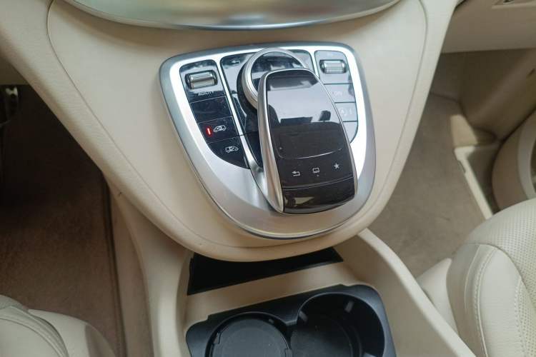 Used Mercedes-Benz V-Class 2016 V 260 L Prestige Extended Edition Gear Lever