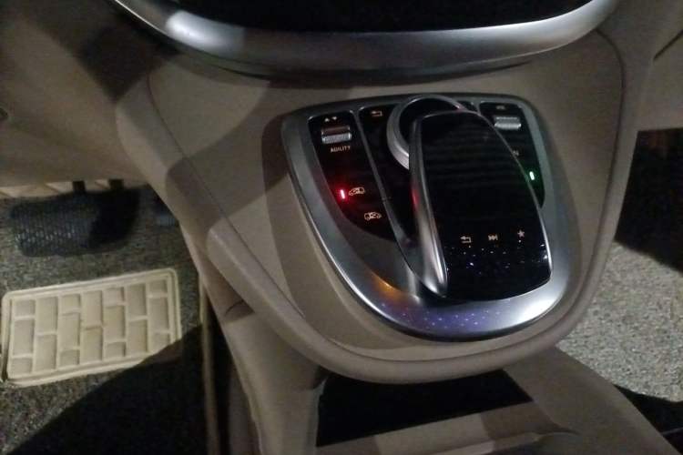 Used Mercedes-Benz V-Class 2016 V 260 Avantgarde Edition Gear Lever