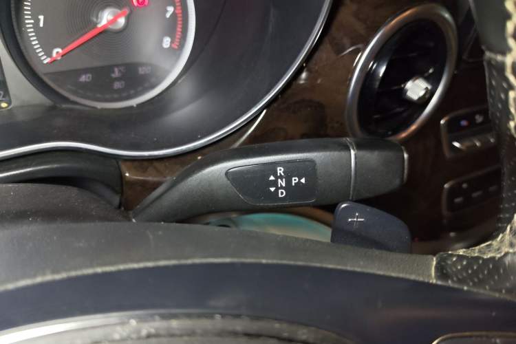 Used Mercedes-Benz V-Class 2016 V 260 L Prestige Extended Edition Gear Lever