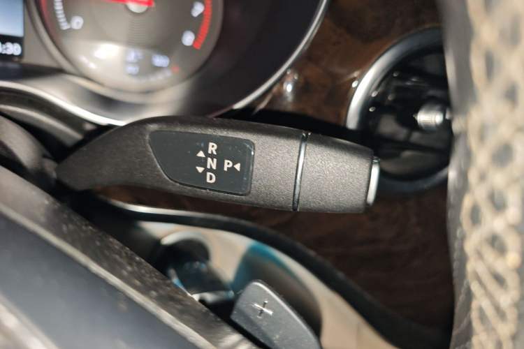 Used Mercedes-Benz V-Class 2016 V 260 Prestige Edition Gear Lever
