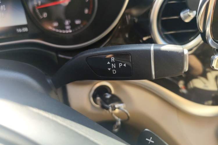 Used Mercedes-Benz V-Class 2016 V 260 L Prestige Extended Edition Gear Lever