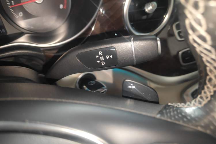 Used Mercedes-Benz V-Class 2016 V 260 L Prestige Extended Edition Gear Lever