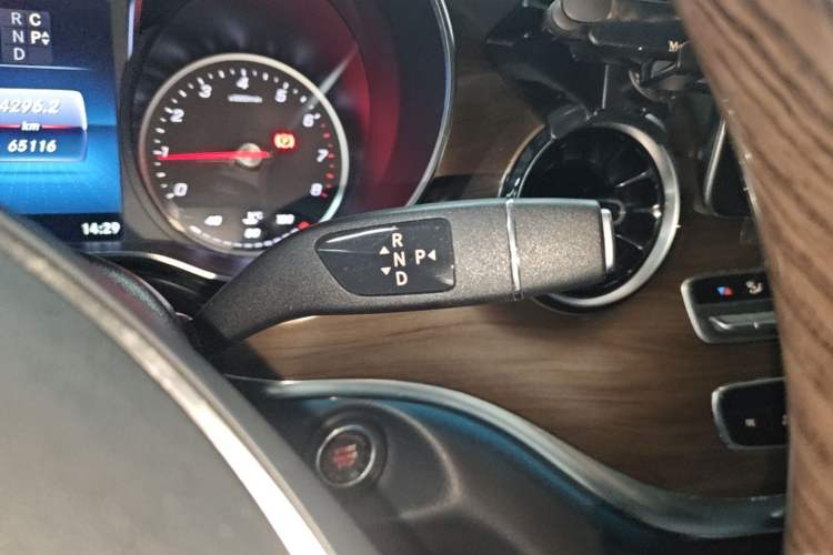 Used Mercedes-Benz V-Class 2016 V 260 L Prestige Extended Edition Gear Lever