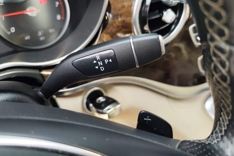 Used Mercedes-Benz V-Class 2016 V 260 L Prestige Extended Edition Gear Lever