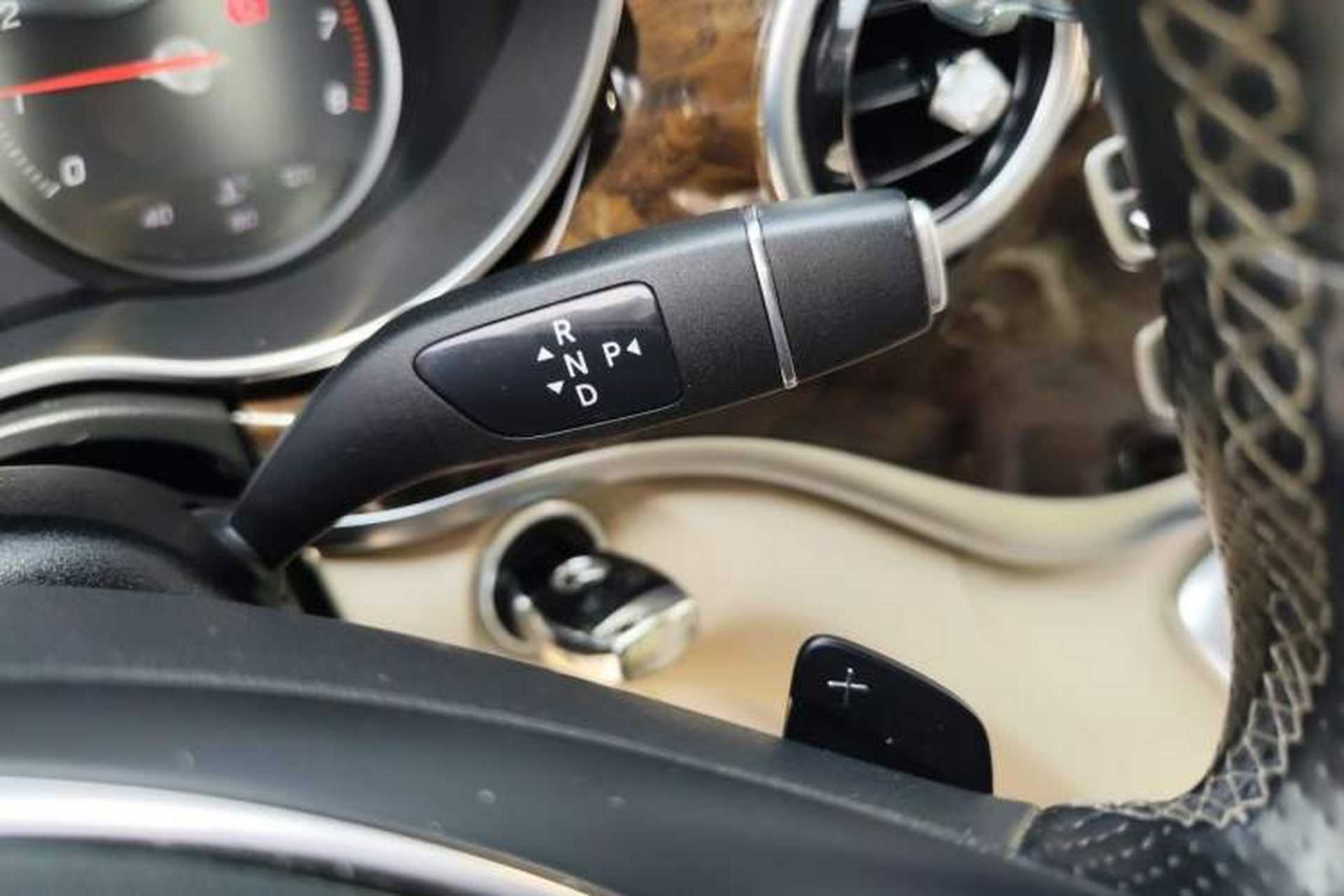 Used Mercedes-Benz V-Class 2016 V 260 L Prestige Extended Edition Gear Lever