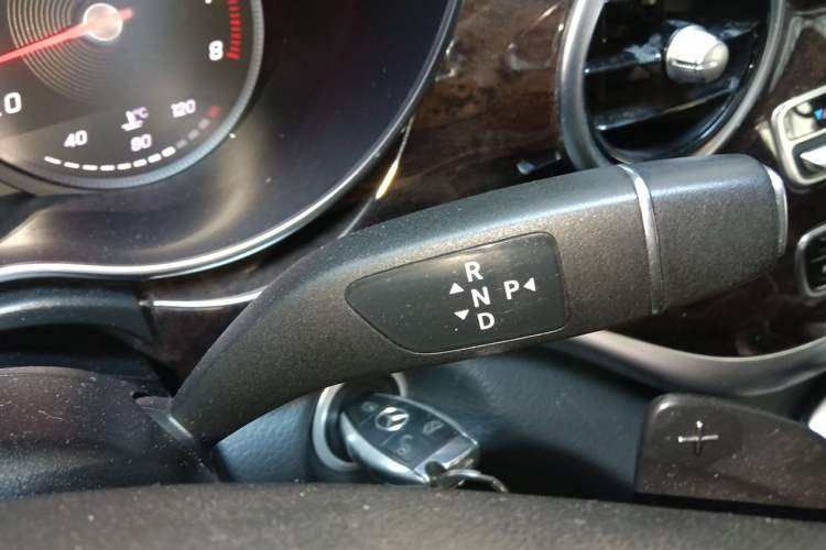 Used Mercedes-Benz V-Class 2016 V 260 L Prestige Extended Edition Gear Lever