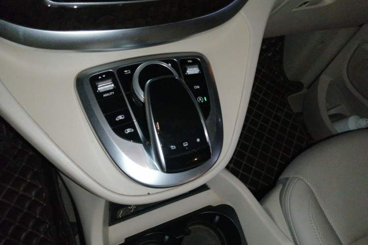 Used Mercedes-Benz V-Class 2016 V 260 L Prestige Extended Edition Gear Lever