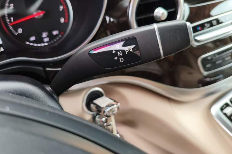 Used Mercedes-Benz V-Class 2016 V 260 L Prestige Extended Edition Gear Lever