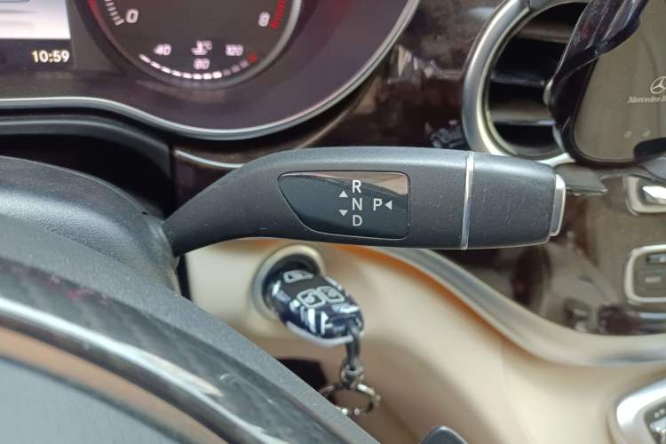Used Mercedes-Benz V-Class 2016 V 260 L Prestige Extended Edition Gear Lever
