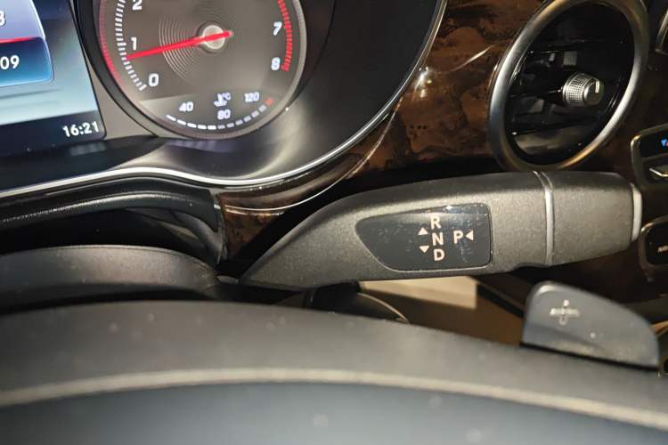 Used Mercedes-Benz V-Class 2016 V 260 L Prestige Extended Edition Gear Lever