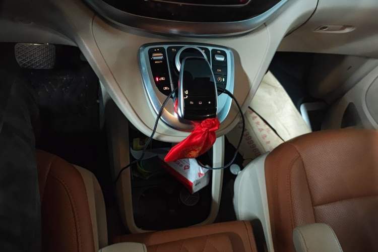 Used Mercedes-Benz V-Class 2016 V 260 Avantgarde Edition Gear Lever