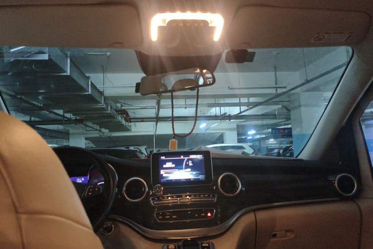 Used Mercedes-Benz V-Class 2016 V 260 Avantgarde Edition Headliner