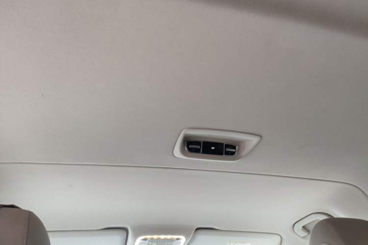 Used Mercedes-Benz V-Class 2016 V 260 Avantgarde Edition Headliner