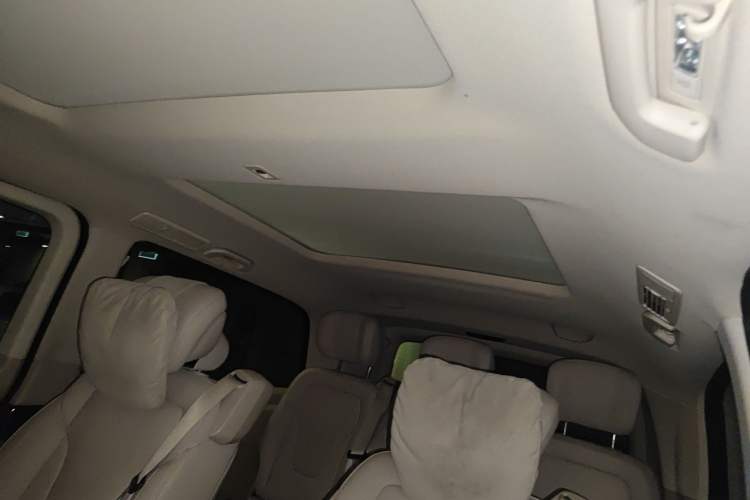 Used Mercedes-Benz V-Class 2016 V 260 L Prestige Extended Edition Headliner